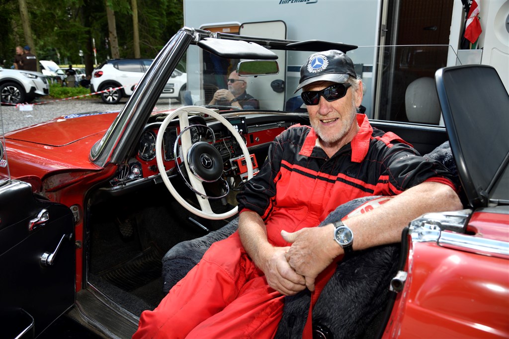Farvel til denne Mercedes-Benz 230 SL. Per Hjort Jensen kommer til Munkebjerg Hillclimb i en langt nyere 300 SL fra 1991.
(Foto: Intercom, Michael Eisenberg)